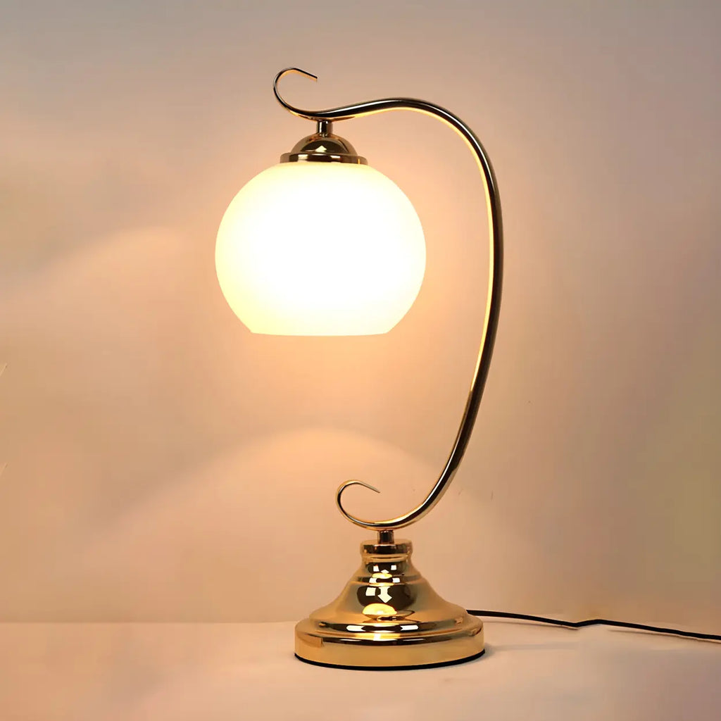 Modern böjd bordslampa i metall med kupolformad glasskärm