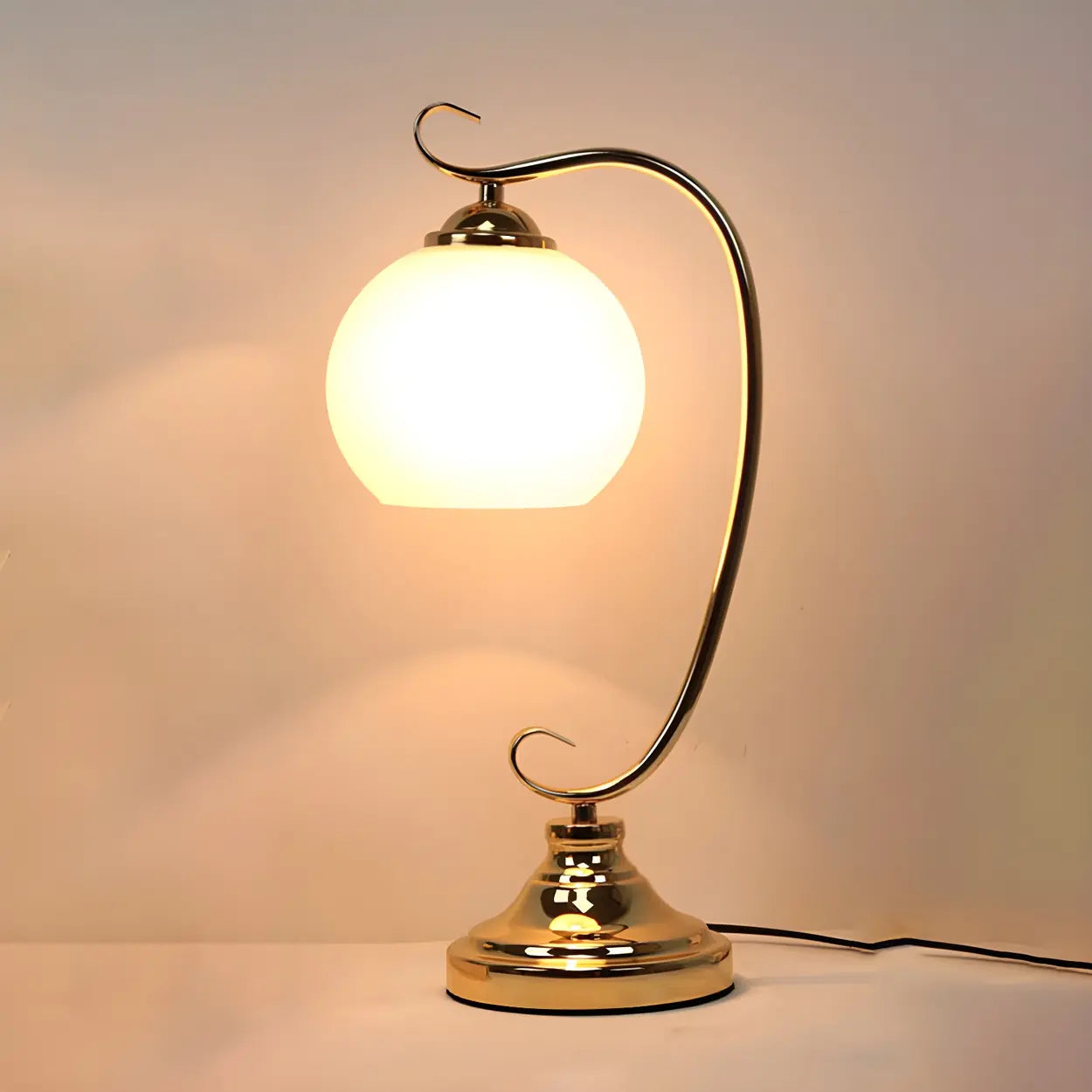 Modern böjd bordslampa i metall med kupolformad glasskärm