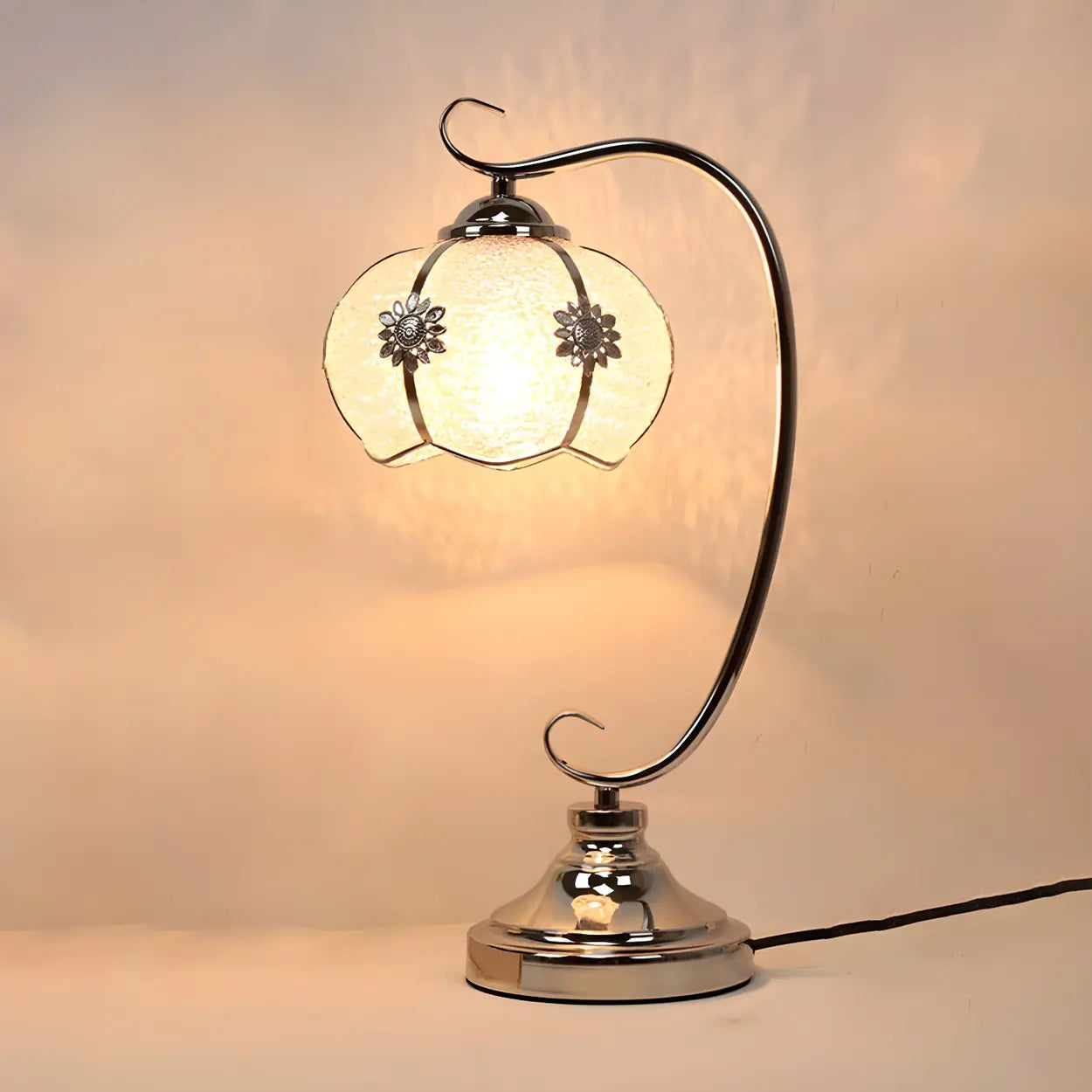 Modern böjd bordslampa i metall med kupolformad glasskärm