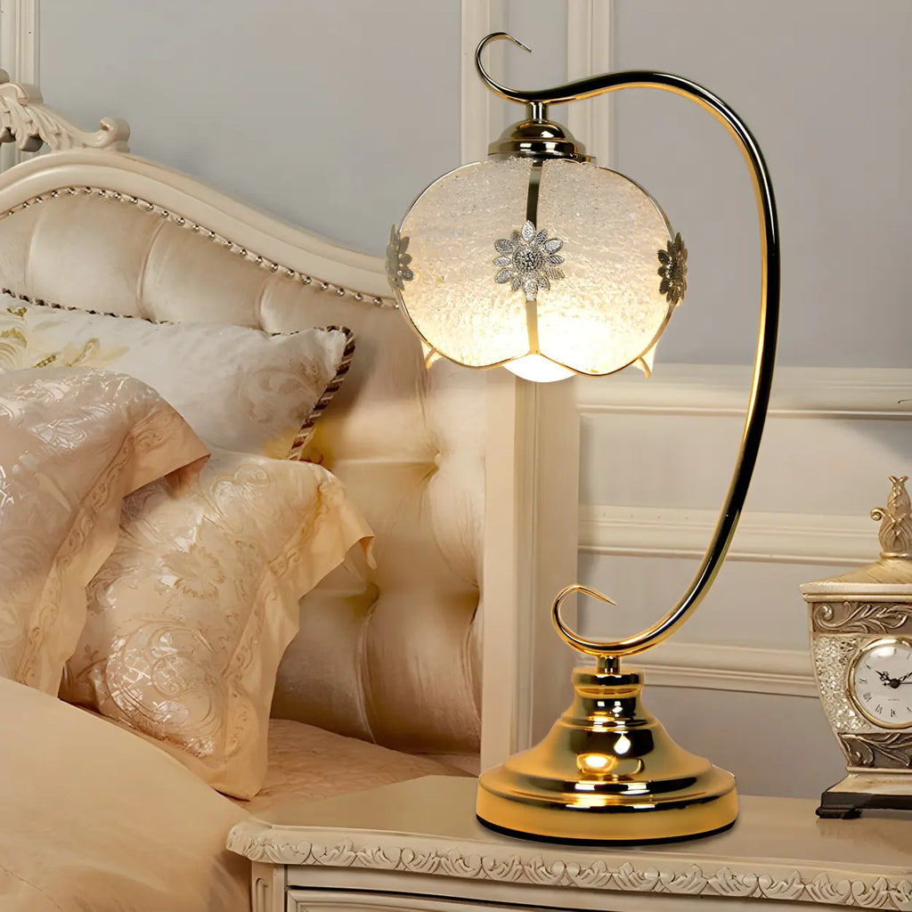 Modern böjd bordslampa i metall med kupolformad glasskärm