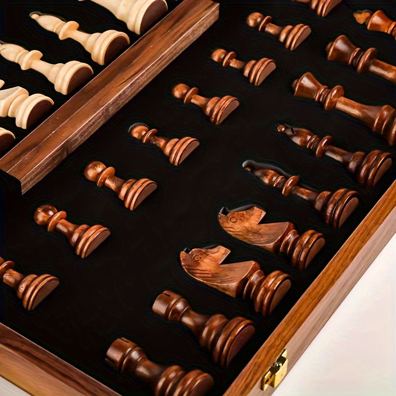 Traditionellt schackbräde i trä – ett strategispel som är värt att visa upp