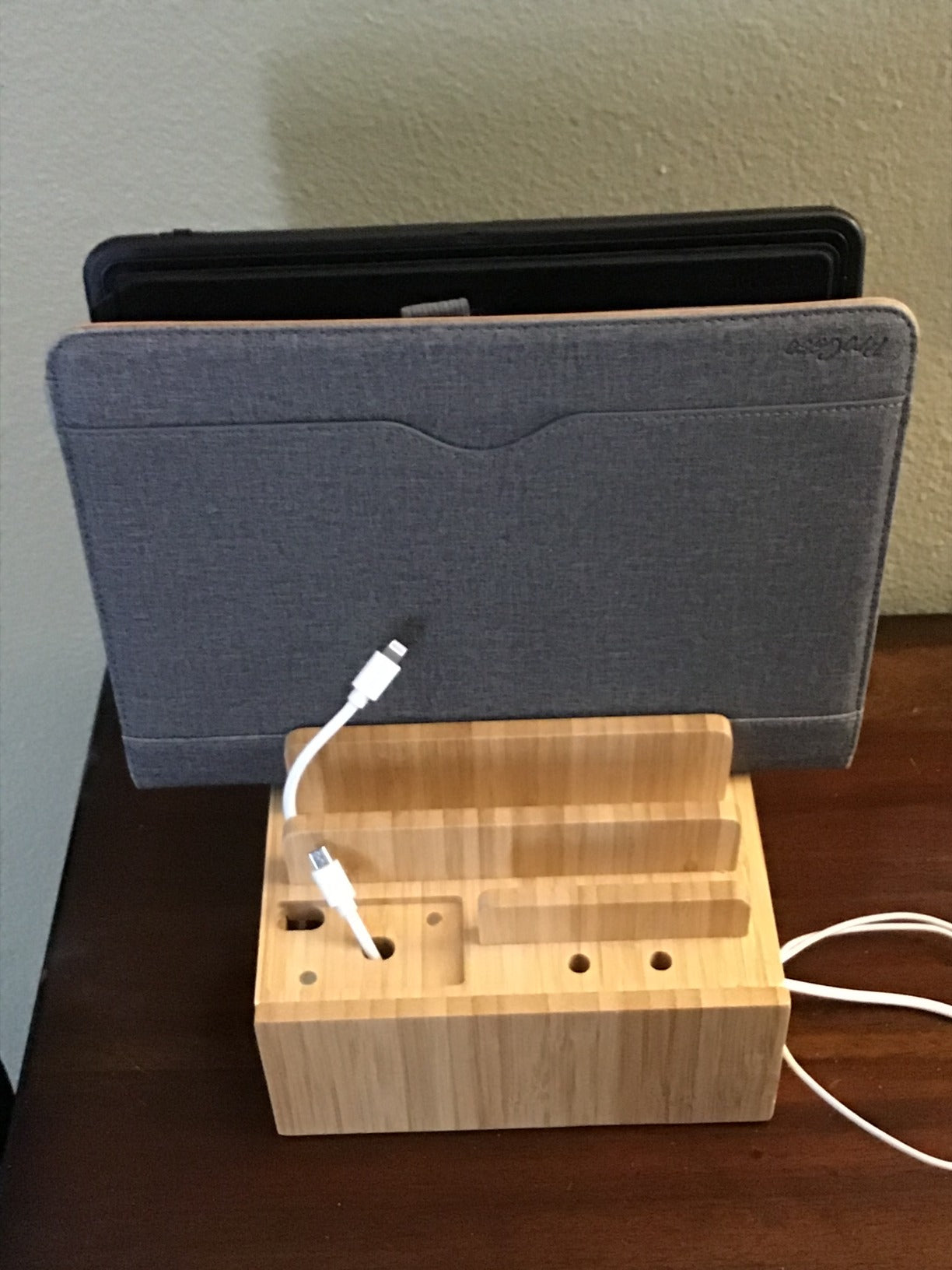 Bamboo 5-portars laddningsstation – USB-organiseringsdocka för smartphones, surfplattor och smartklockor med kabelset