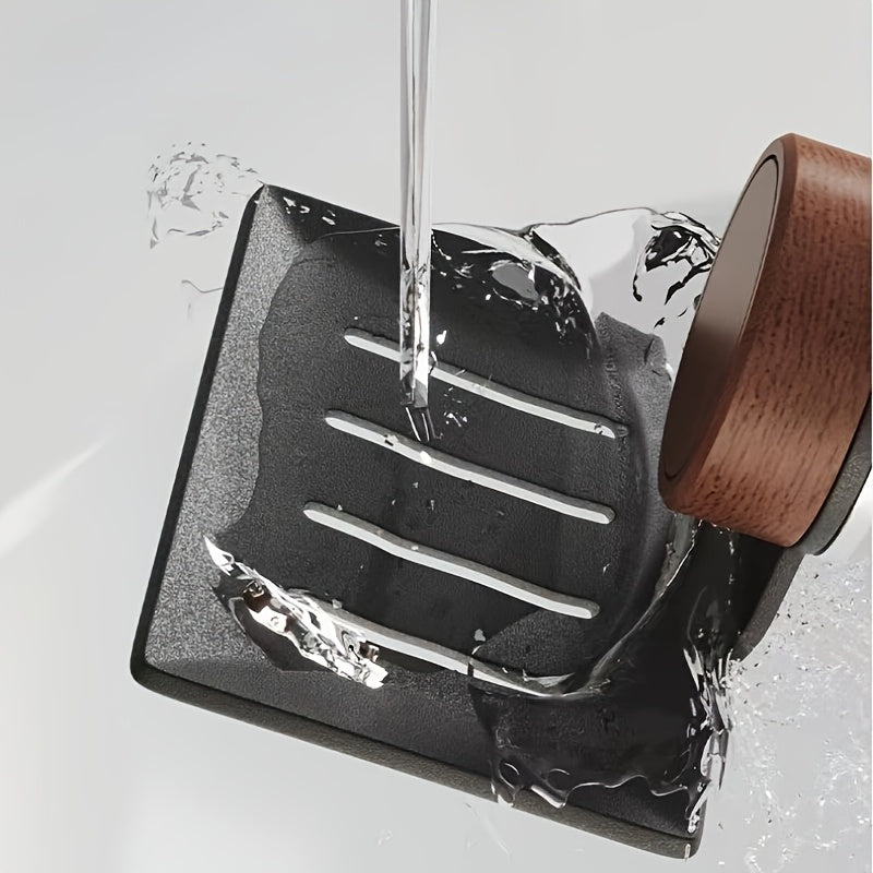 Minimalistisk tvålkopp i valnöt – Väggmonterad sugdesign med snabb dränering