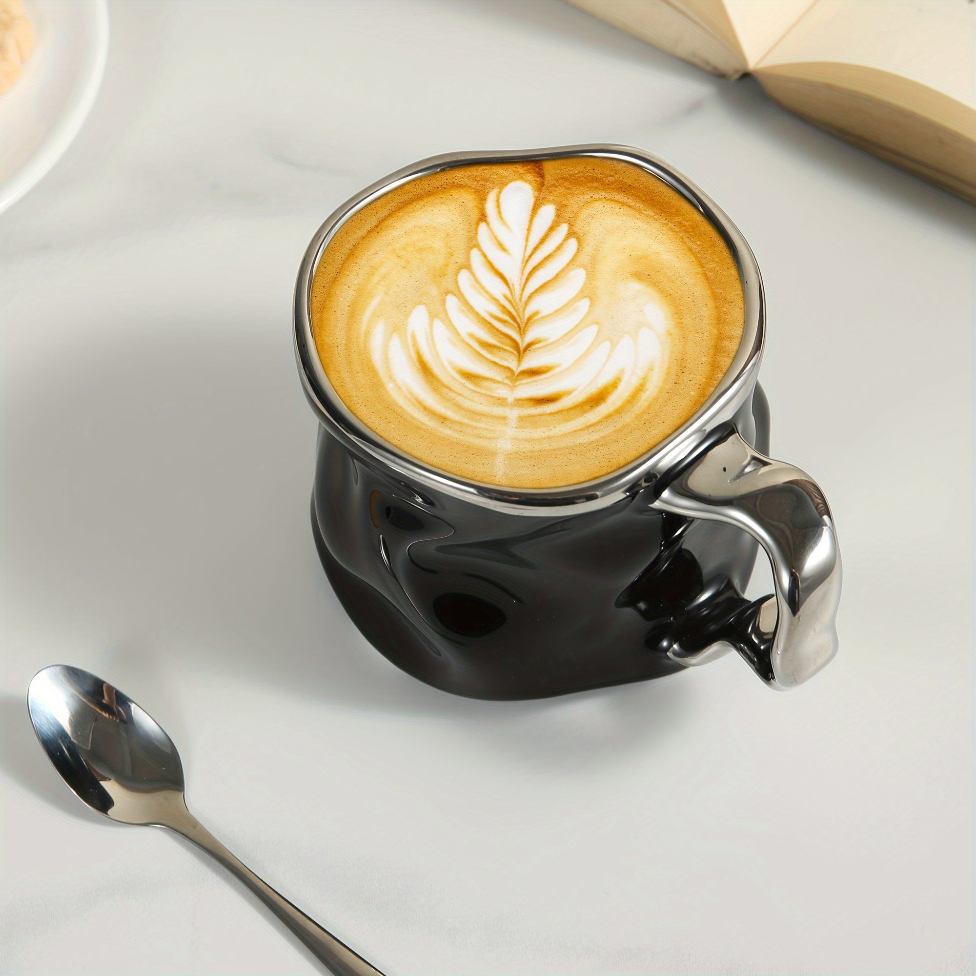 Handgefertigte Kaffeetasse aus gedrehter Keramik – Künstlerische Knitterstruktur mit Henkel