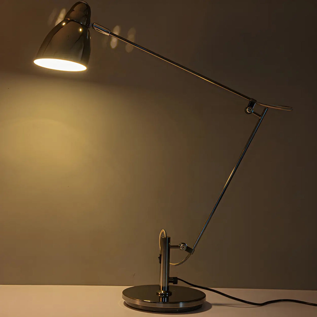 Elegant silverfärgad skrivbordslampa med klockskärm – Modern metallbordslampa för studier och arbetsytor