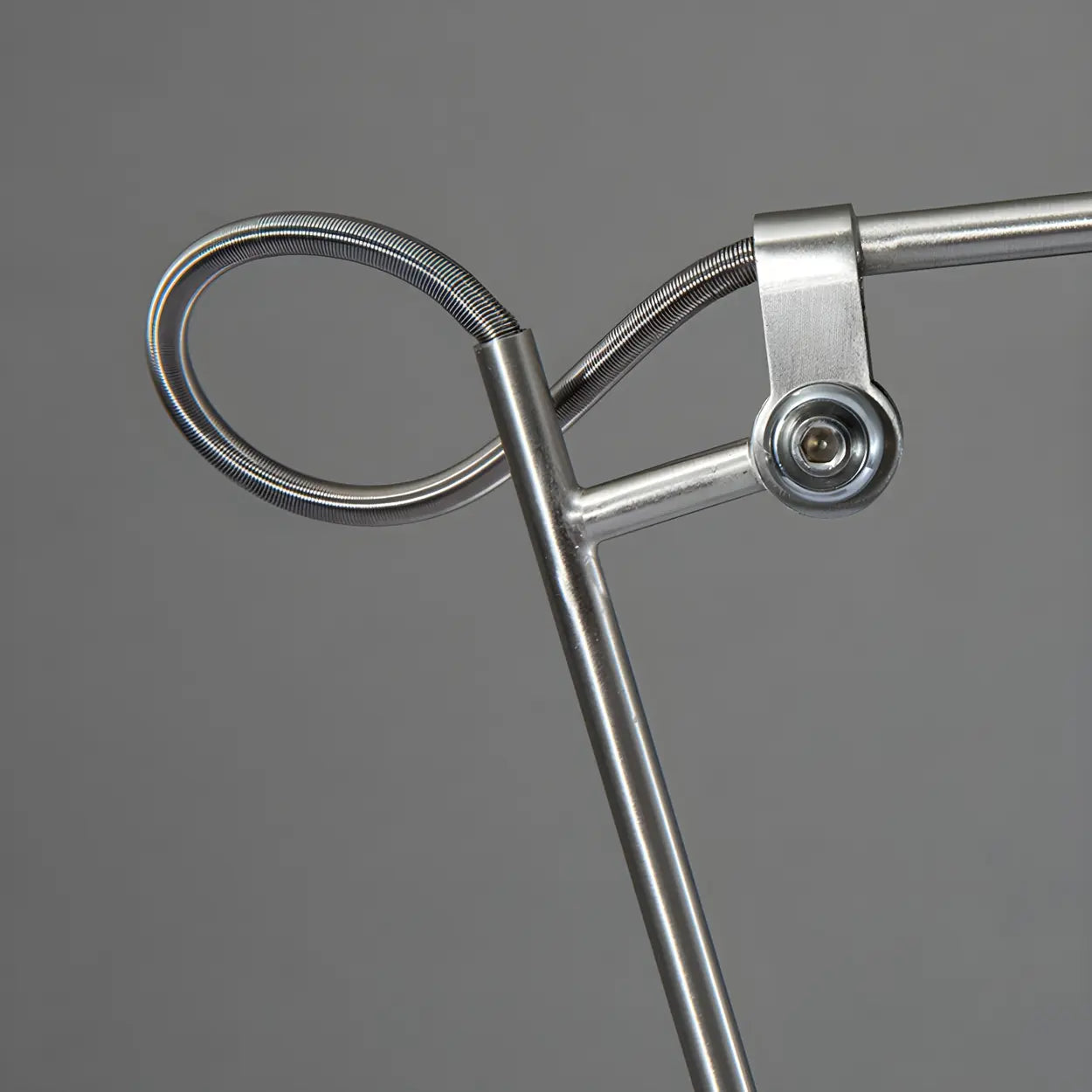 Elegant silverfärgad skrivbordslampa med klockskärm – Modern metallbordslampa för studier och arbetsytor