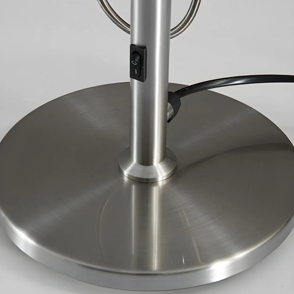 Elegant silverfärgad skrivbordslampa med klockskärm – Modern metallbordslampa för studier och arbetsytor