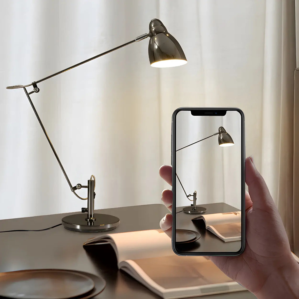 Elegant silverfärgad skrivbordslampa med klockskärm – Modern metallbordslampa för studier och arbetsytor