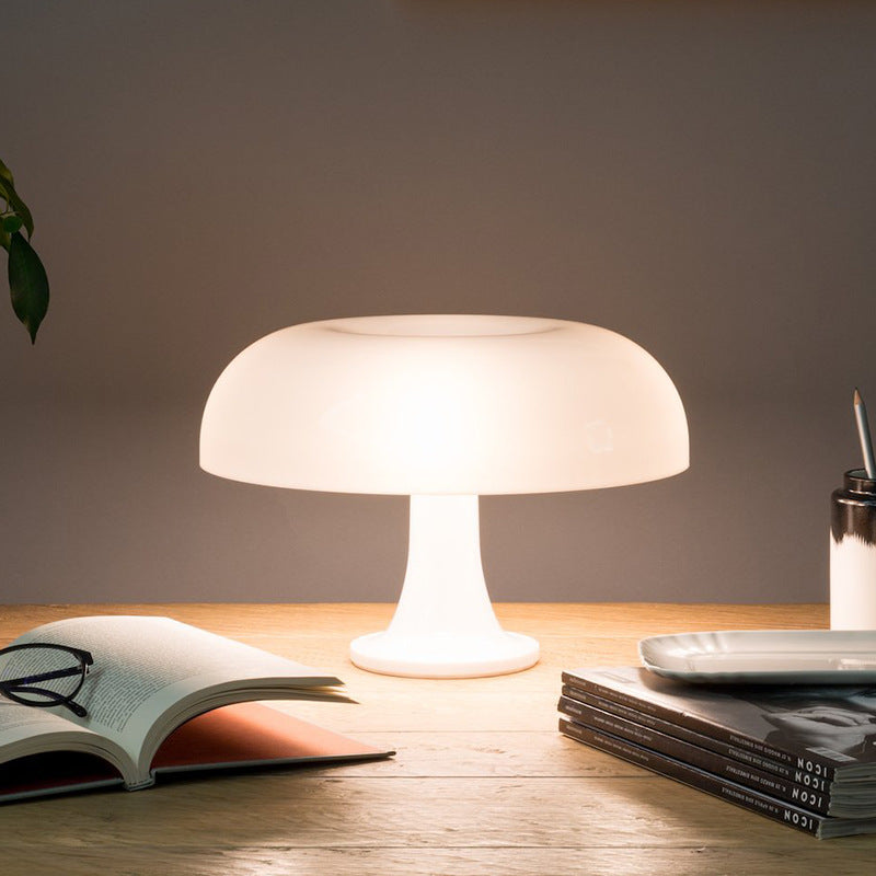 Svampformad minimalistisk bordslampa