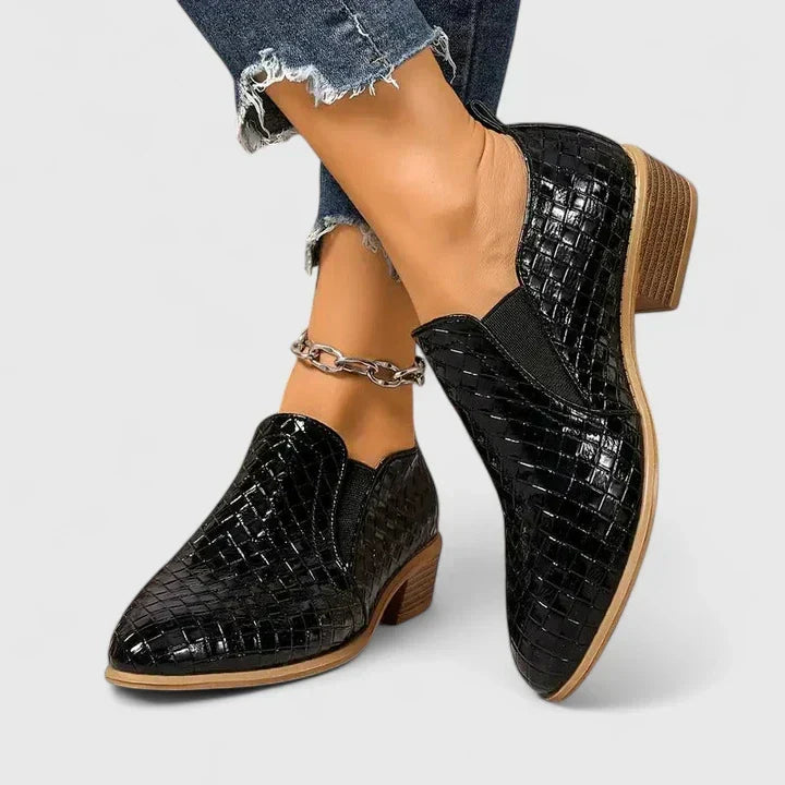 Rosalba | Avslappnad ankelboots med vävd struktur, spetsig tå, blockklack och slip-on-modell