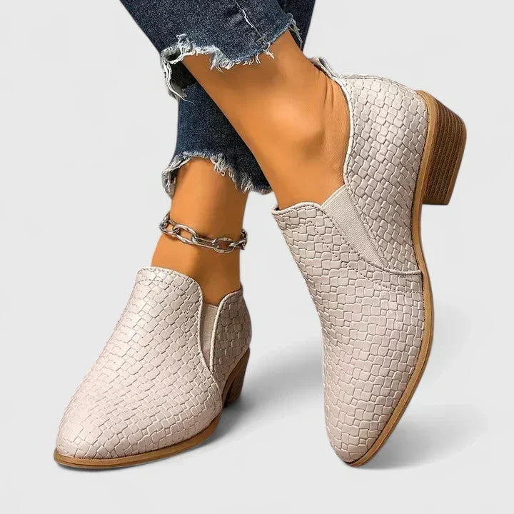 Rosalba | Avslappnad ankelboots med vävd struktur, spetsig tå, blockklack och slip-on-modell