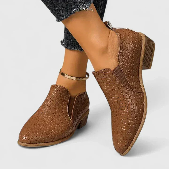 Rosalba | Avslappnad ankelboots med vävd struktur, spetsig tå, blockklack och slip-on-modell
