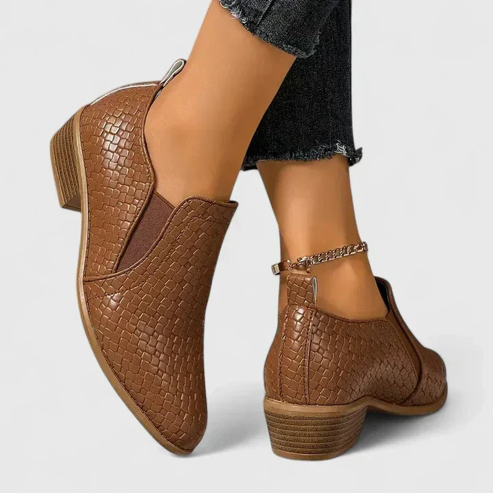 Rosalba | Avslappnad ankelboots med vävd struktur, spetsig tå, blockklack och slip-on-modell