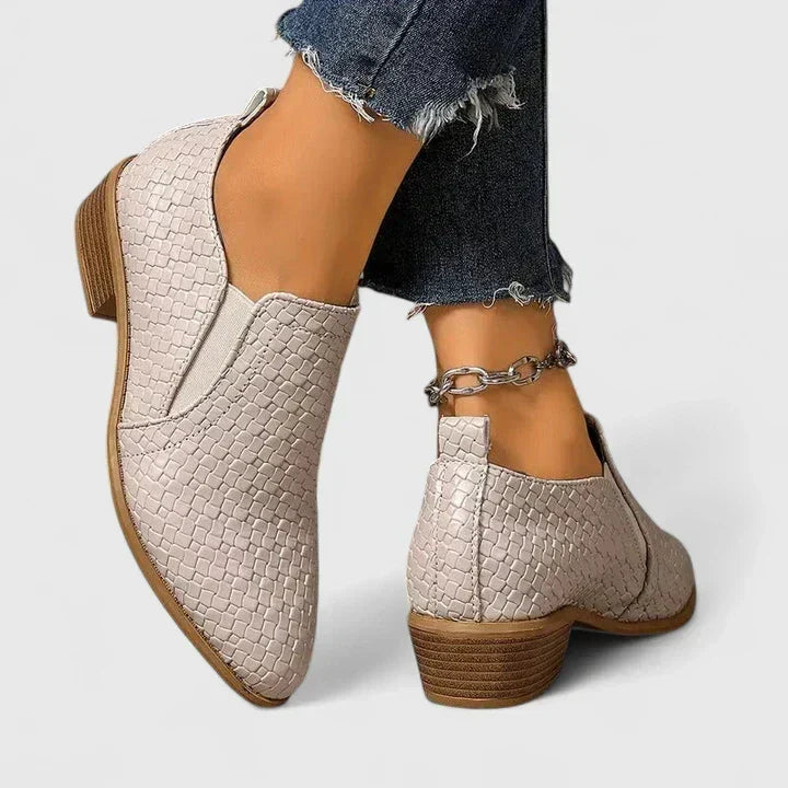 Rosalba | Avslappnad ankelboots med vävd struktur, spetsig tå, blockklack och slip-on-modell