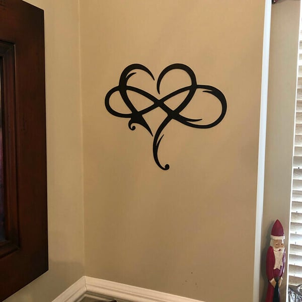IronEcho – Handsmidd Väggskulptur med Infinity Heart