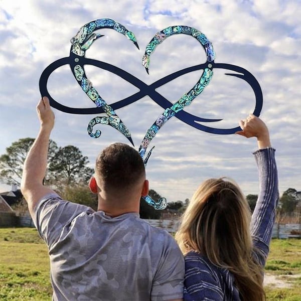 IronEcho – Handsmidd Väggskulptur med Infinity Heart