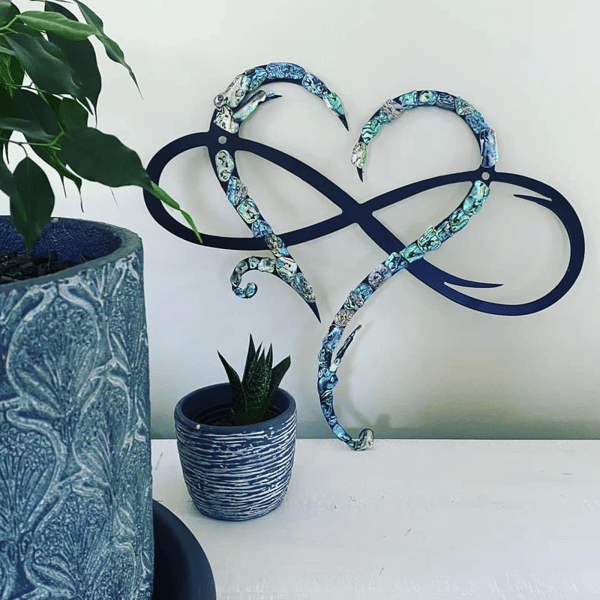 IronEcho – Handsmidd Väggskulptur med Infinity Heart