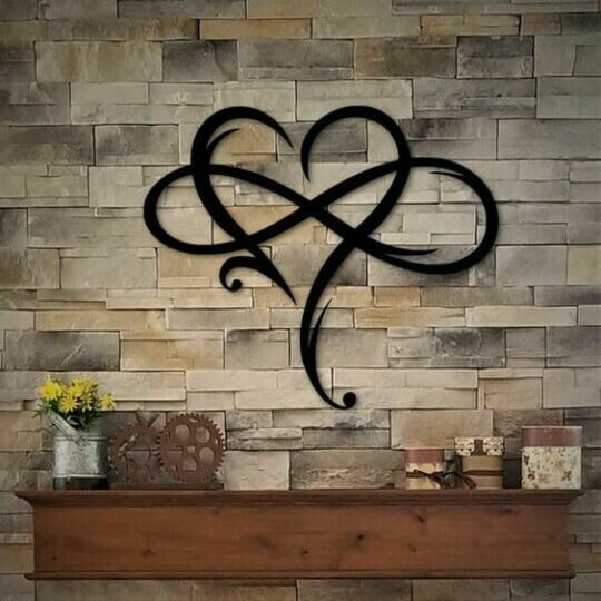 IronEcho – Handsmidd Väggskulptur med Infinity Heart