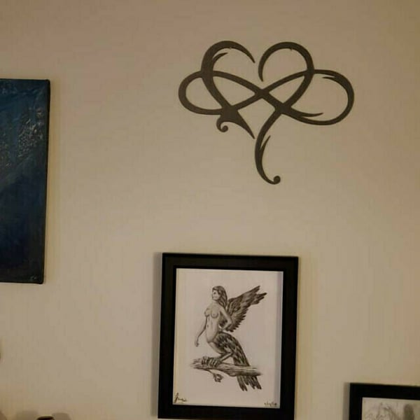 IronEcho – Handsmidd Väggskulptur med Infinity Heart
