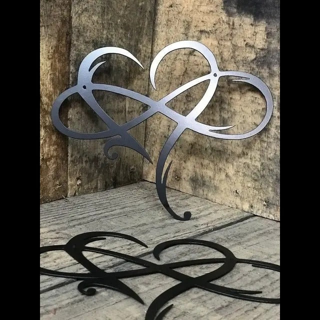 IronEcho – Handsmidd Väggskulptur med Infinity Heart