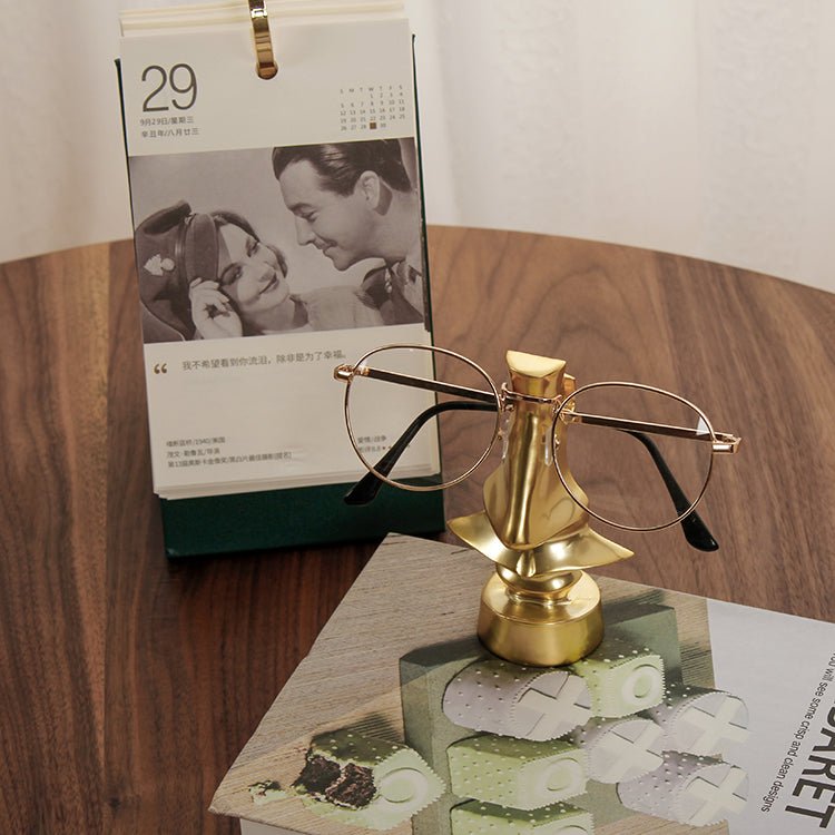 Minimalistisk guldfärgad metallkonst – Unik bord- och hylldekor