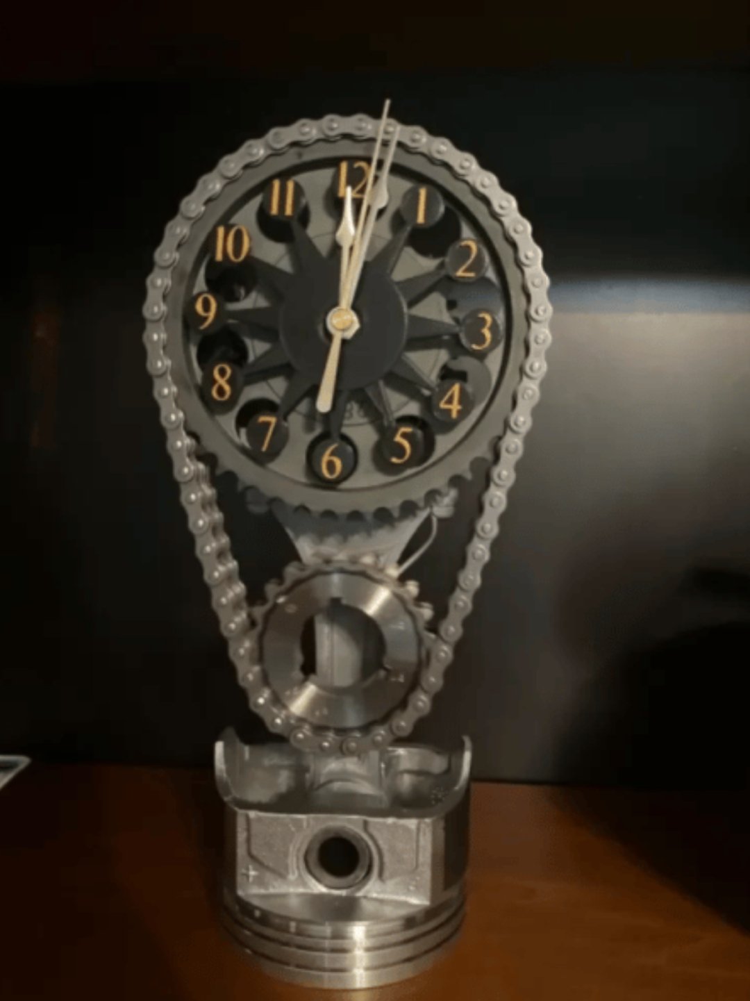 Väggklocka med mekaniska kugghjul – en elegant klocka för loft, kontor och heminredning