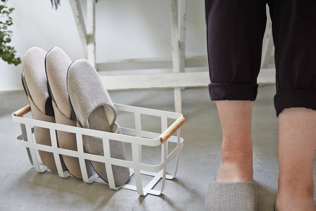 Minimalistisk korg i metall och trä – Snygg förvaring för hemmabruk