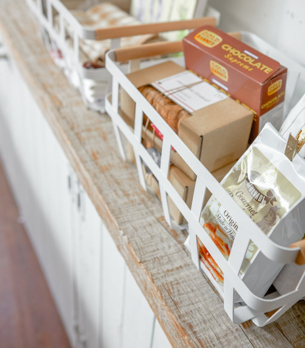 Minimalistisk korg i metall och trä – Snygg förvaring för hemmabruk