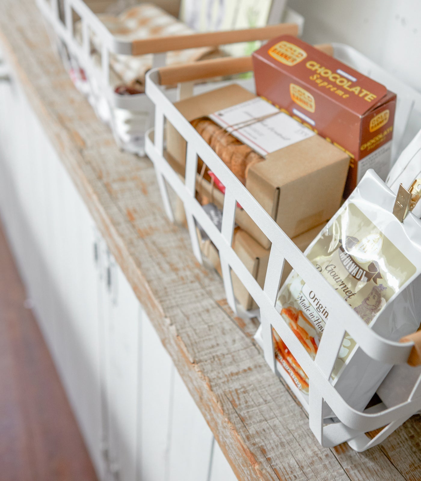 Minimalistisk korg i metall och trä – Snygg förvaring för hemmabruk