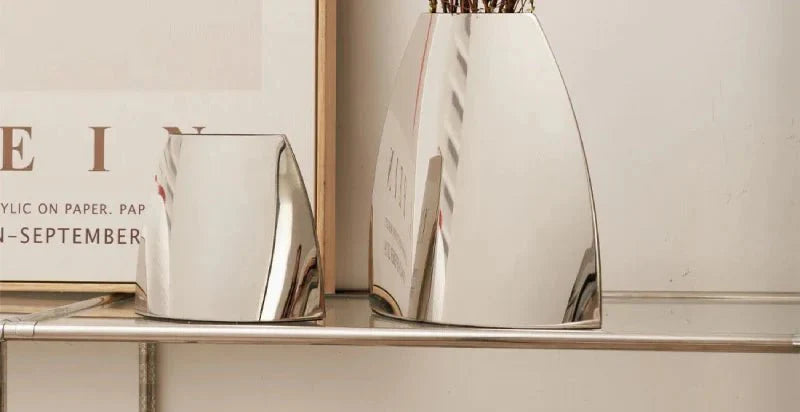 Böjd metallvas – Modern minimalistisk heminredning