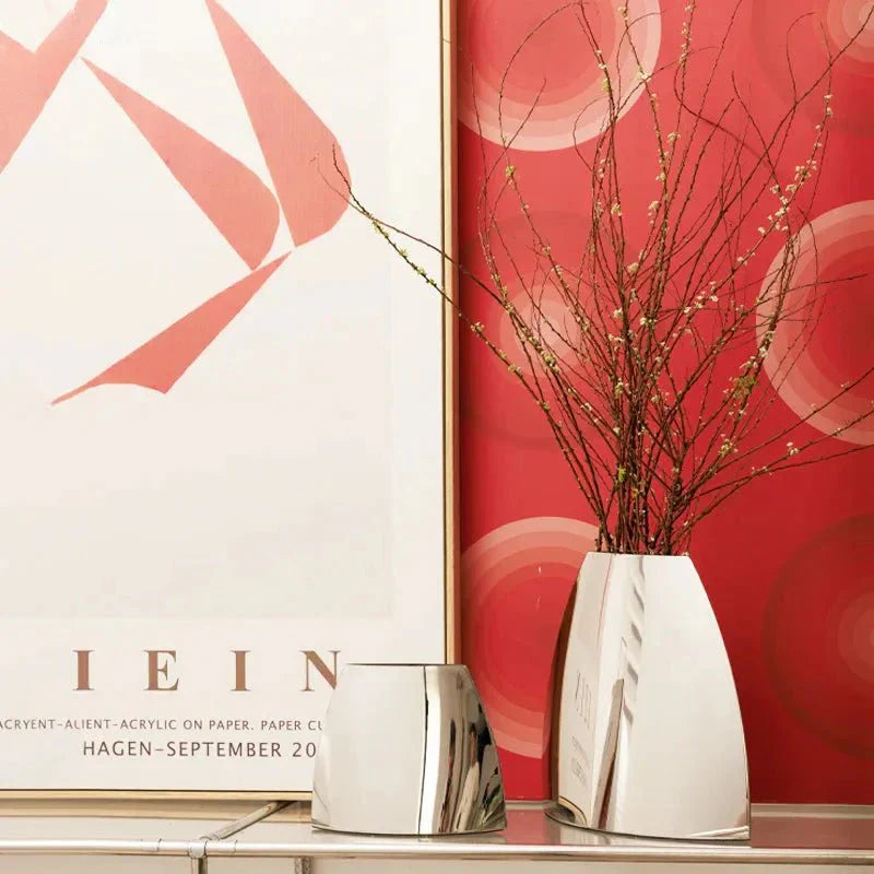 Böjd metallvas – Modern minimalistisk heminredning