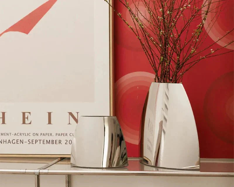 Böjd metallvas – Modern minimalistisk heminredning