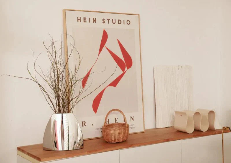 Böjd metallvas – Modern minimalistisk heminredning