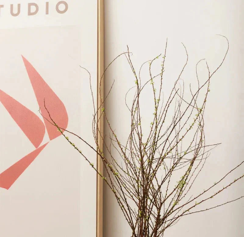 Böjd metallvas – Modern minimalistisk heminredning