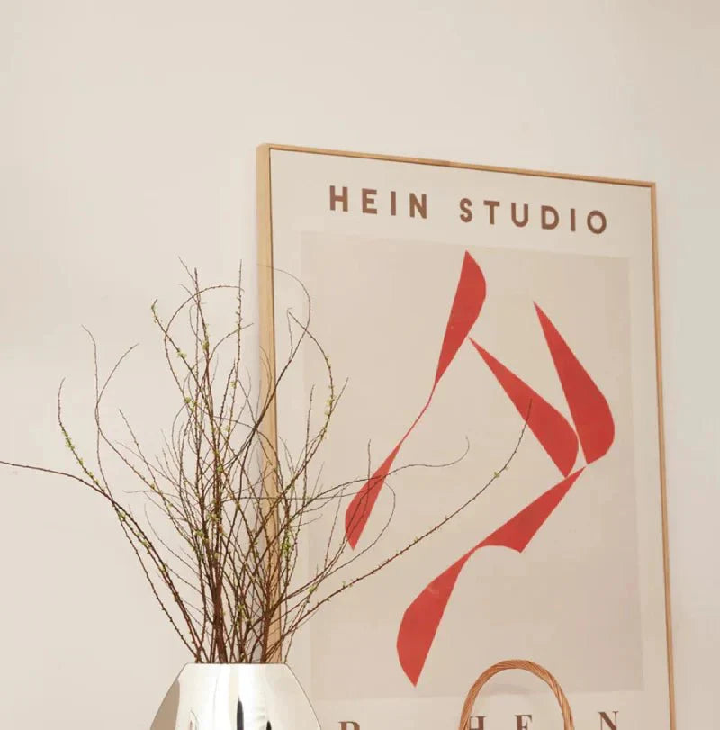 Böjd metallvas – Modern minimalistisk heminredning