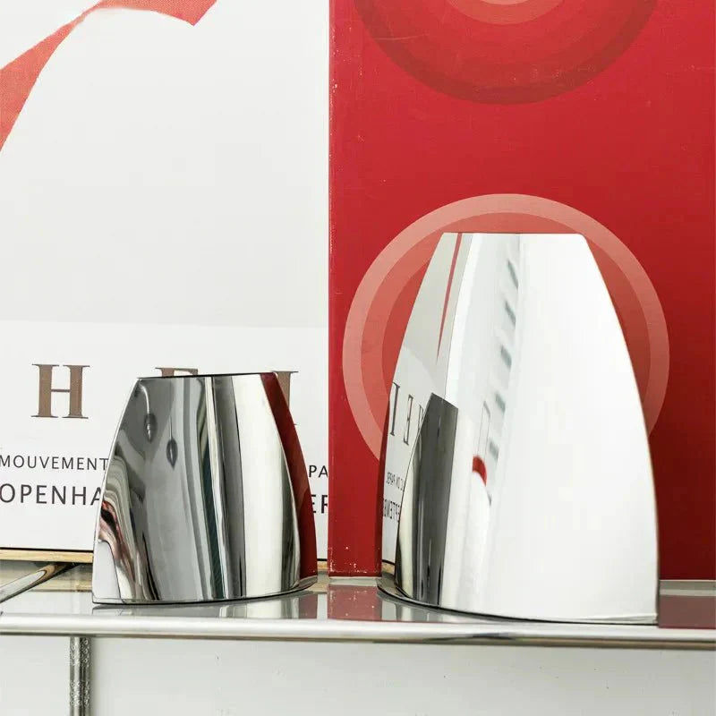 Böjd metallvas – Modern minimalistisk heminredning