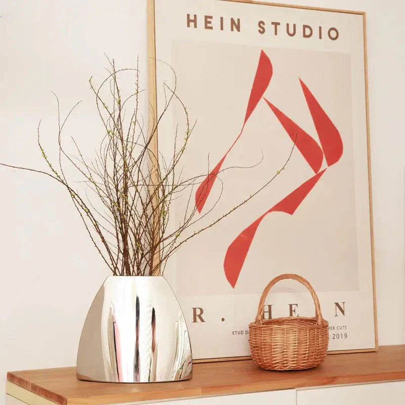 Böjd metallvas – Modern minimalistisk heminredning