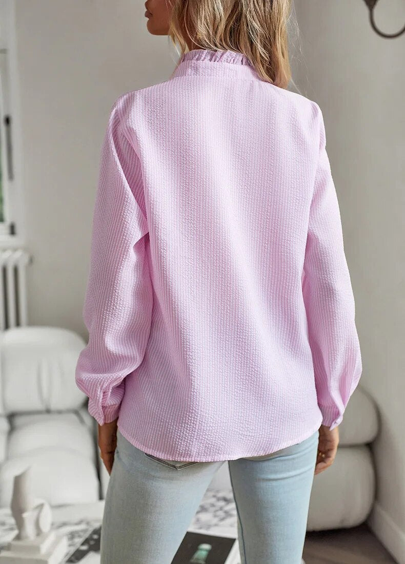 Romantisk blus med volangkant för kvinnor – texturerad topp med knappar framtill och elegant V-ringning