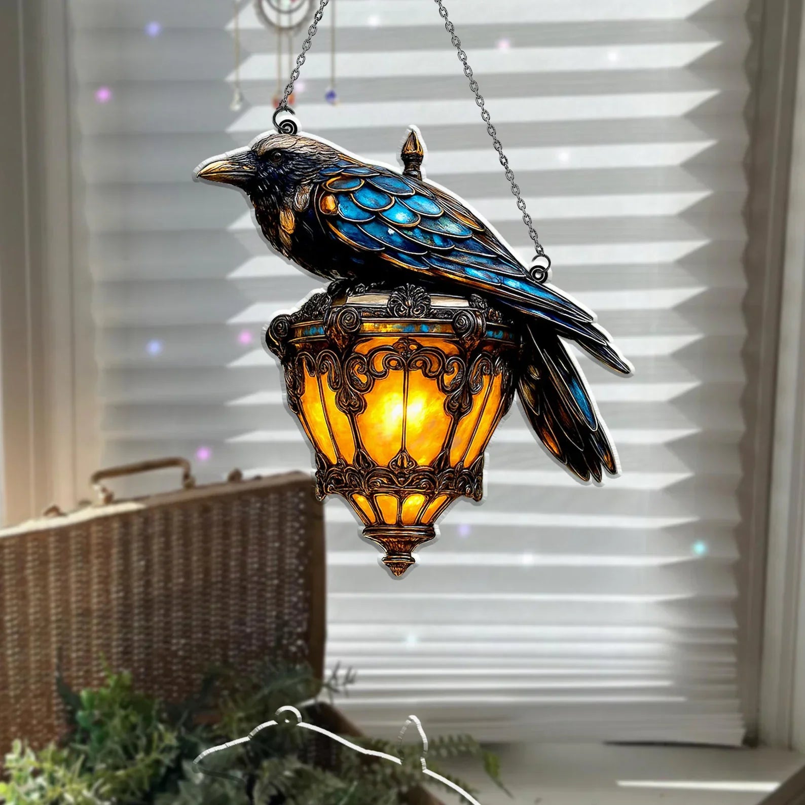 Fönsterdekoration i Mystic Crow - Konstmålat glas med solspegel och dekorativ lykta