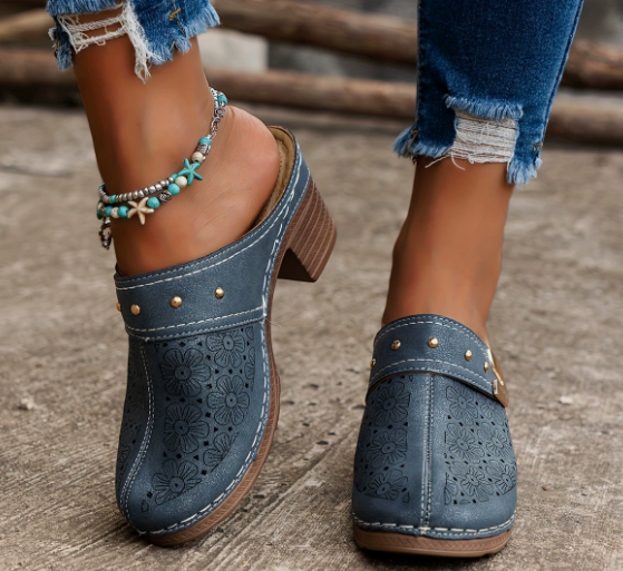 Damplatåsandaler med slip-on-detaljer