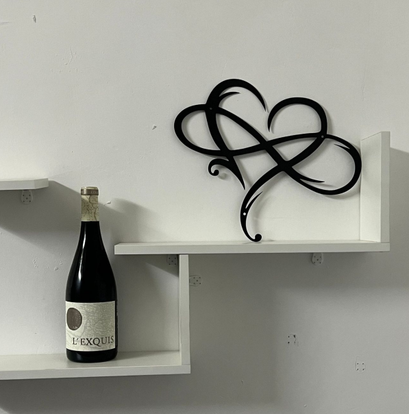 IronEcho – Handsmidd Väggskulptur med Infinity Heart