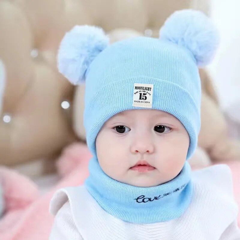 Stickad vintermössa för barn – söt pompommössa för värme i kallt väder