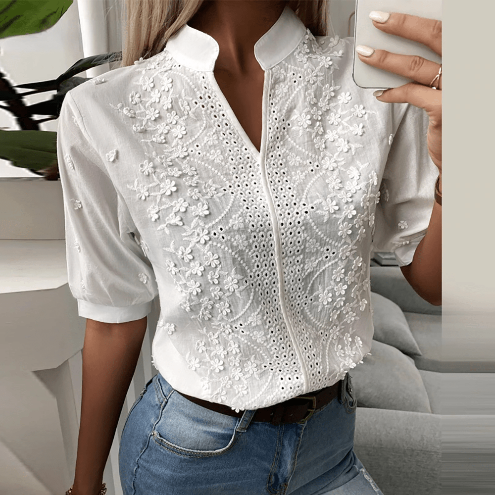 Romantisk blus med v-ringning och spetsdetaljer för kvinnor – Elegant topp med öppna detaljer och feminin chic stil