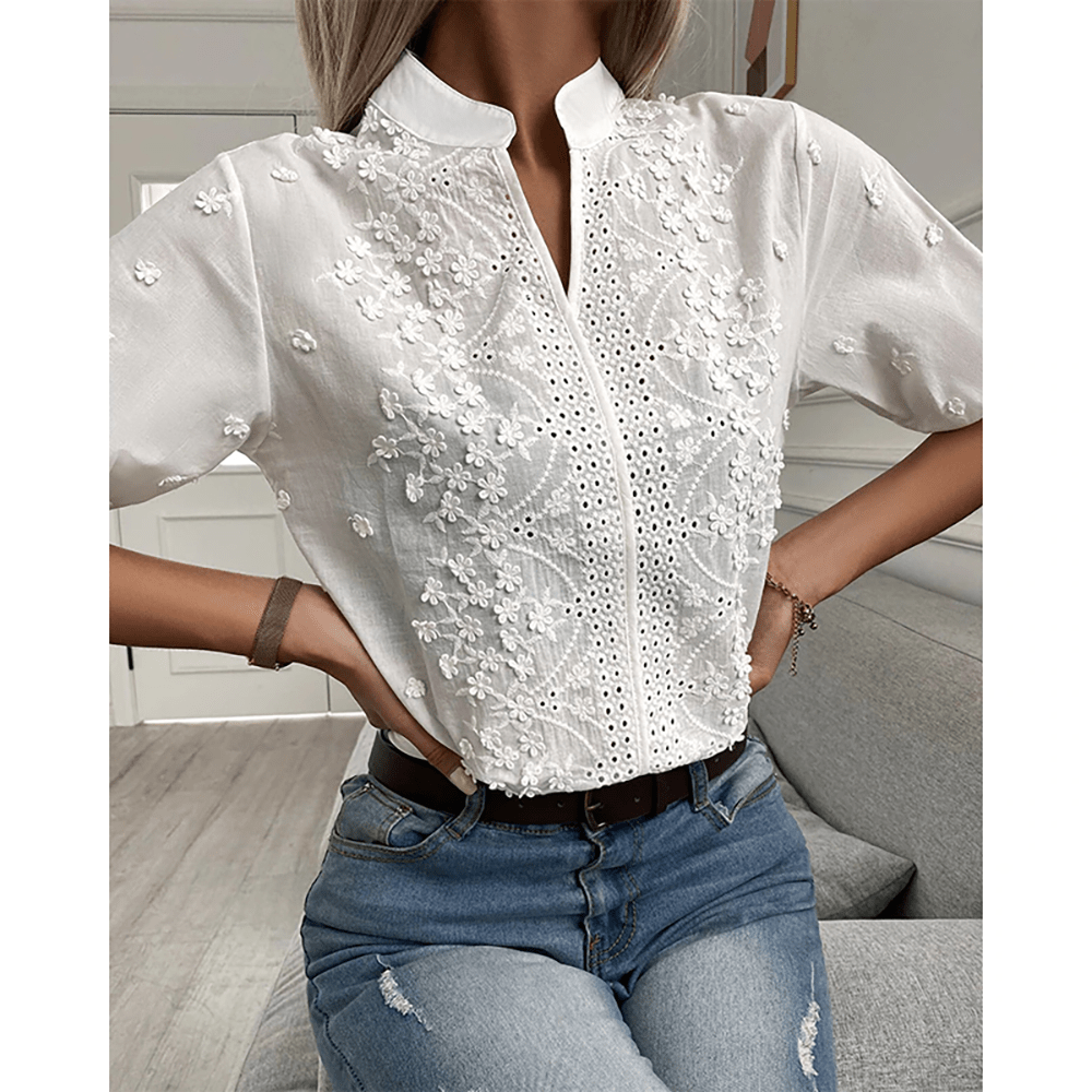 Romantisk blus med v-ringning och spetsdetaljer för kvinnor – Elegant topp med öppna detaljer och feminin chic stil