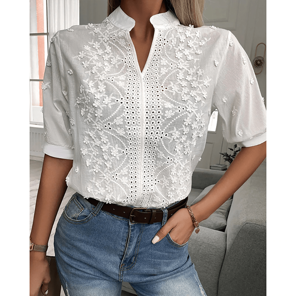 Romantisk blus med v-ringning och spetsdetaljer för kvinnor – Elegant topp med öppna detaljer och feminin chic stil
