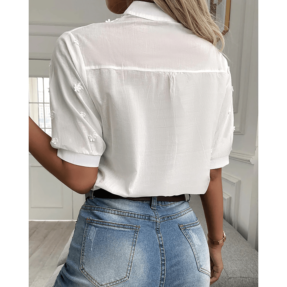 Romantisk blus med v-ringning och spetsdetaljer för kvinnor – Elegant topp med öppna detaljer och feminin chic stil