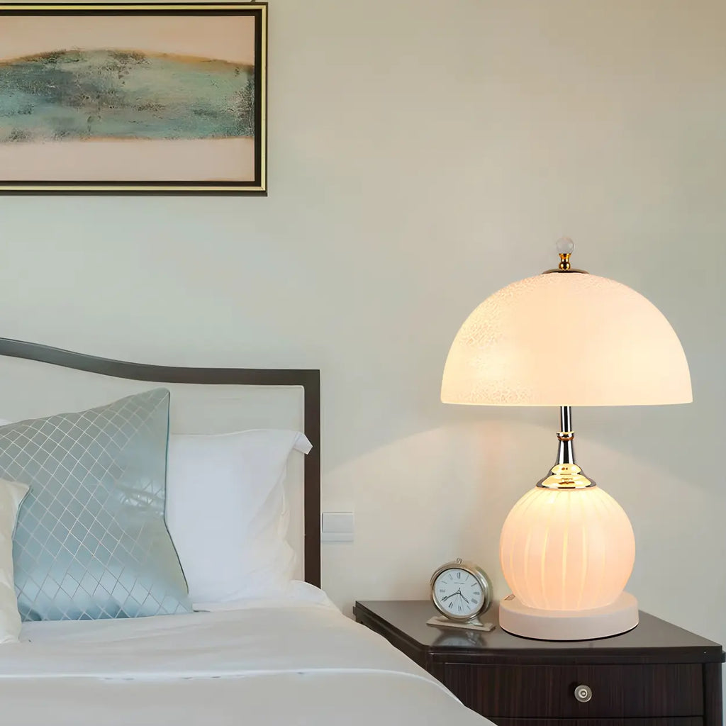 Modern globformad bordslampa med kupolformad glasskärm – Minimalistisk hembelysning