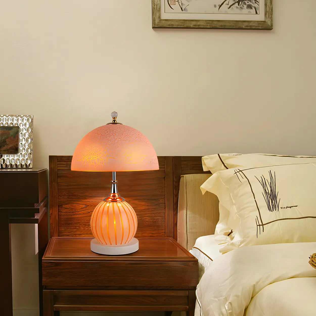 Modern globformad bordslampa med kupolformad glasskärm – Minimalistisk hembelysning