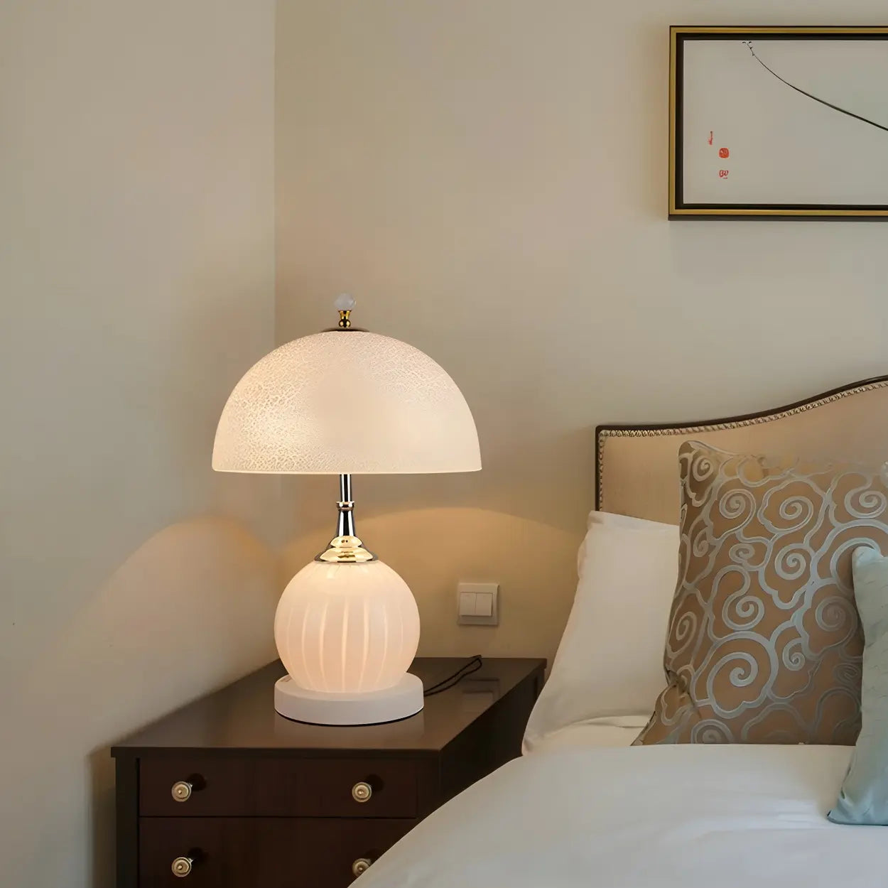 Modern globformad bordslampa med kupolformad glasskärm – Minimalistisk hembelysning