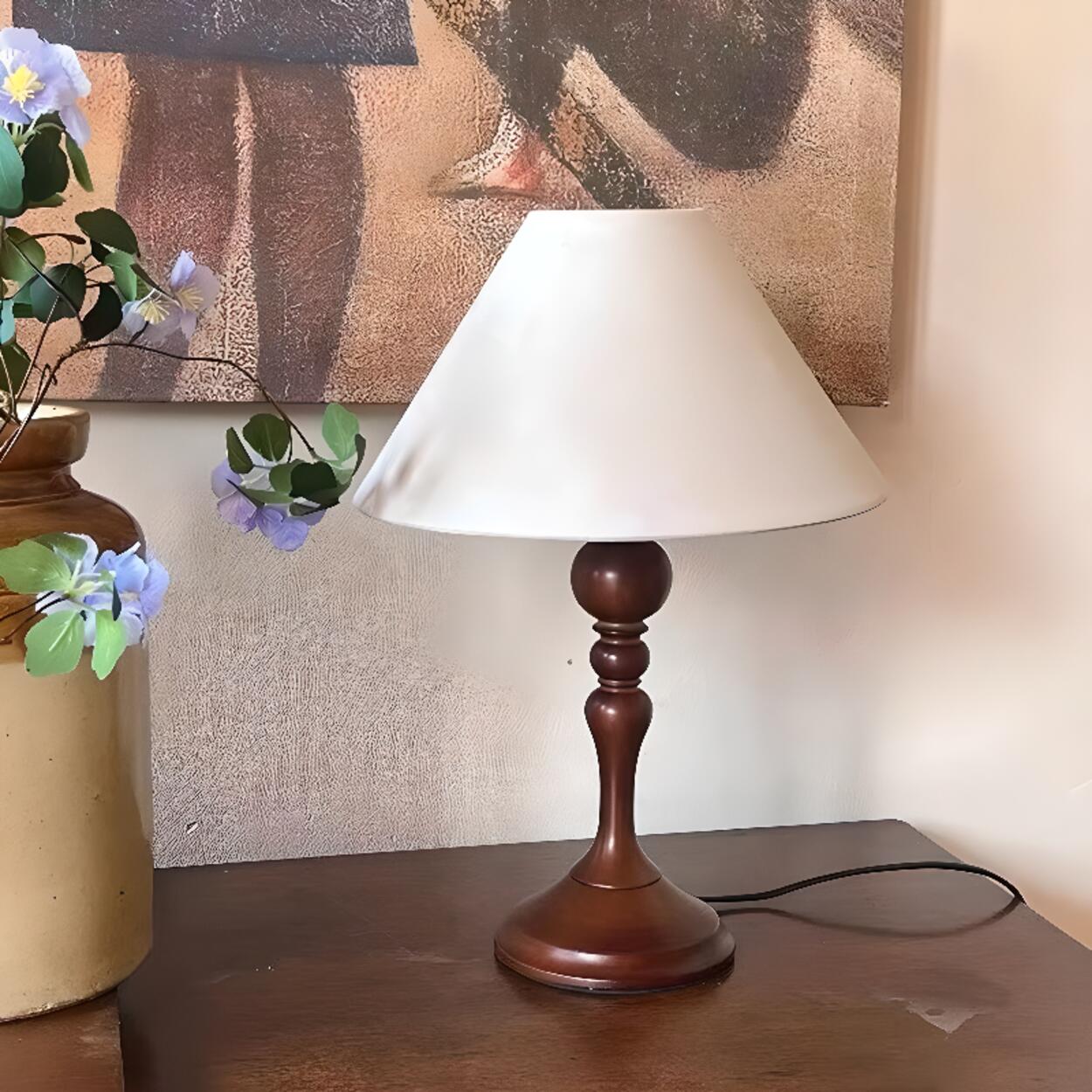 Modern vit bordslampa i nordisk stil för rena inomhusutrymmen